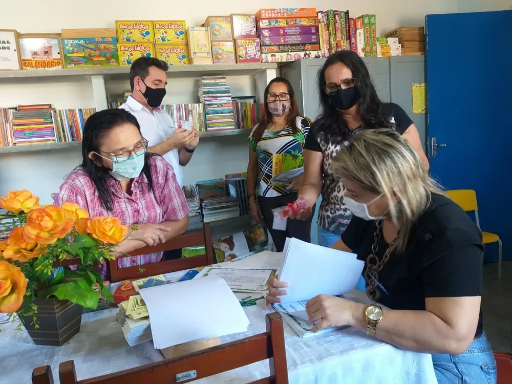 Entrega de livros em Jaguaribe por parte do projeto Caravana de Leitura e do Autor Cearense