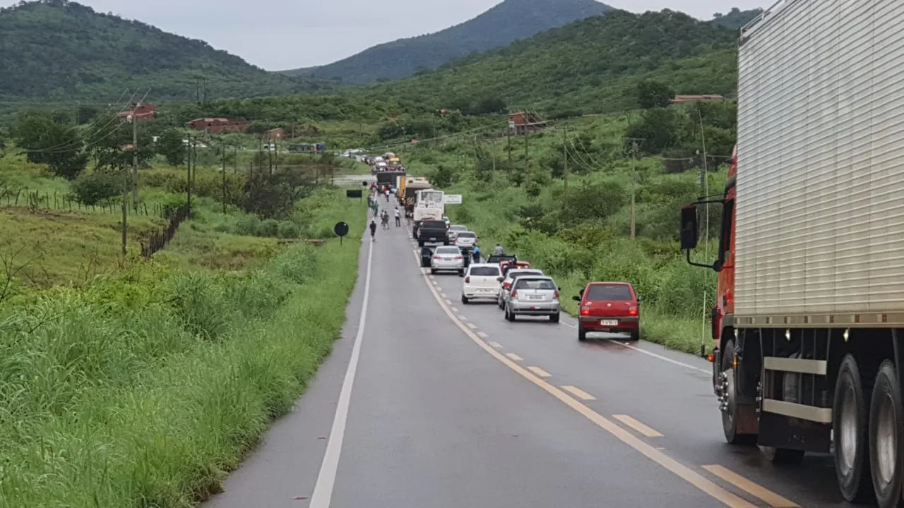Trecho da CE-375 entre Jucás e Iguatu foi interditado por causa da chuva