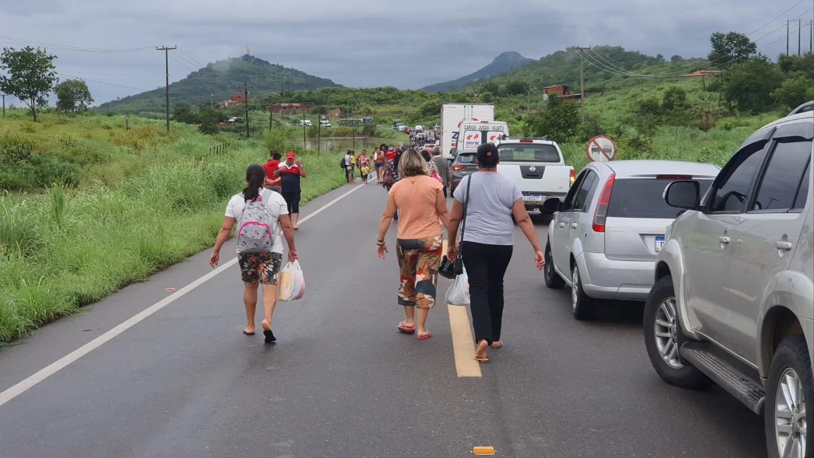 Houve engarrafamento de veículos durante a interdição na CE-375