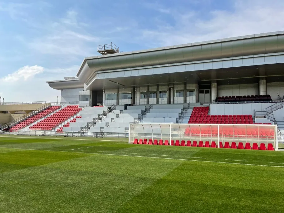 Banco de reservas, cabines de imprensa e arquibancadas do Estádio Grand Hamad