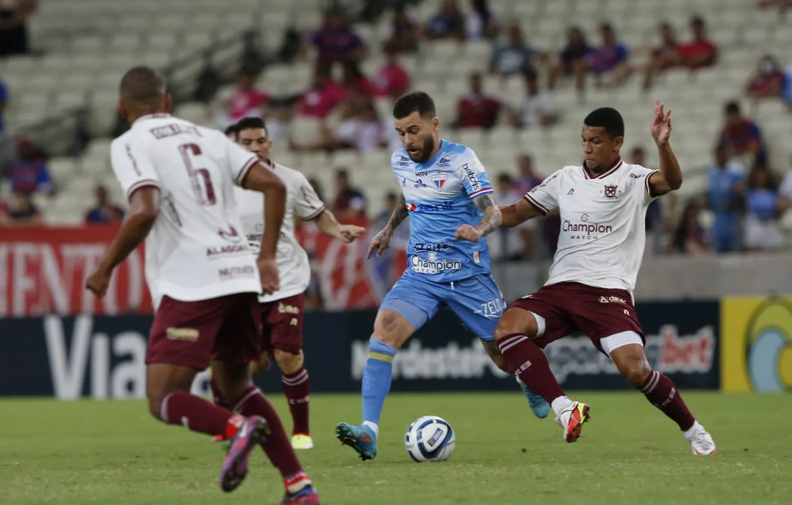 O Fortaleza dominou a posse de bola e criou as principais chances contra o CRB