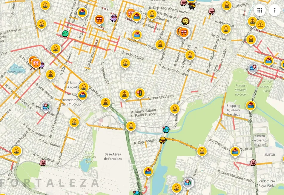 Pelo aplicativo de trânsito Waze, é possível ver diversos pontos engarrafados na cidade.