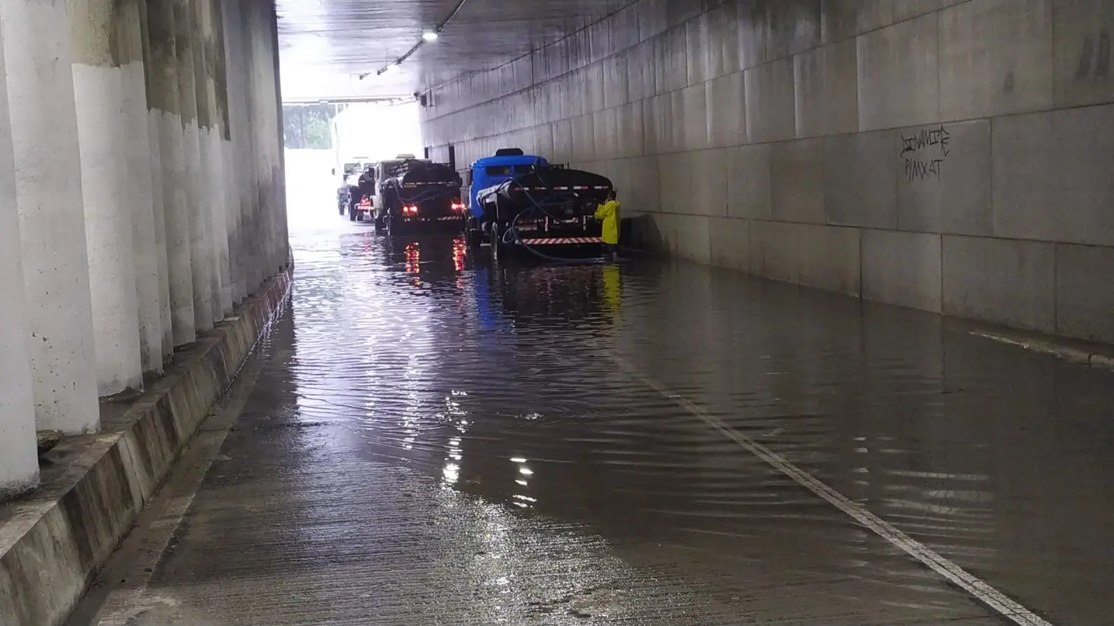 Imagem da notícia: Forte chuva bloqueia túnel, derruba teto de posto e alaga ruas em Fortaleza; veja imagens