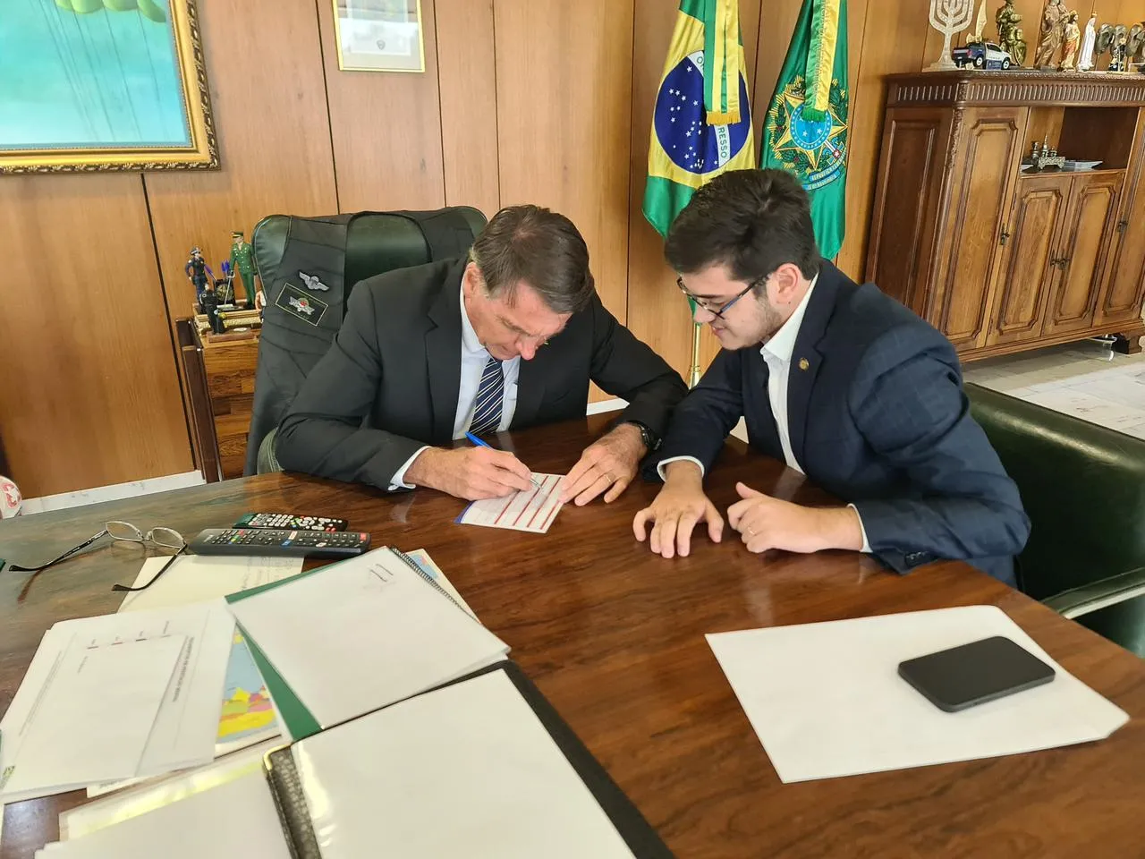 Carmelo Neto teve ficha de filiação ao PL assinada pelo presidente Jair Bolsonaro nesta quinta-feira (1)