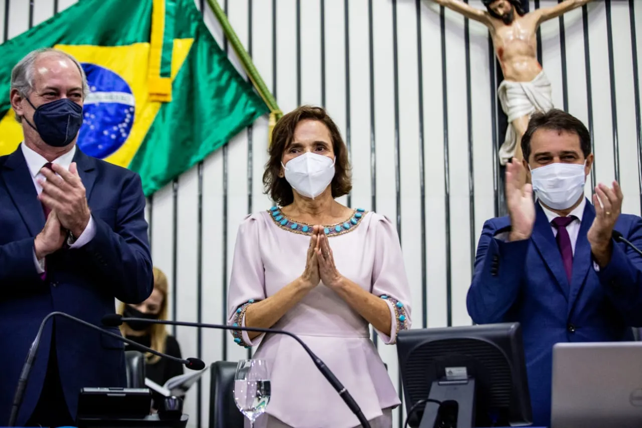 Izolda Cela ao lado do ex-governador do Estado Ciro Gomes e do presidente da AL-CE, Evandro Leitão