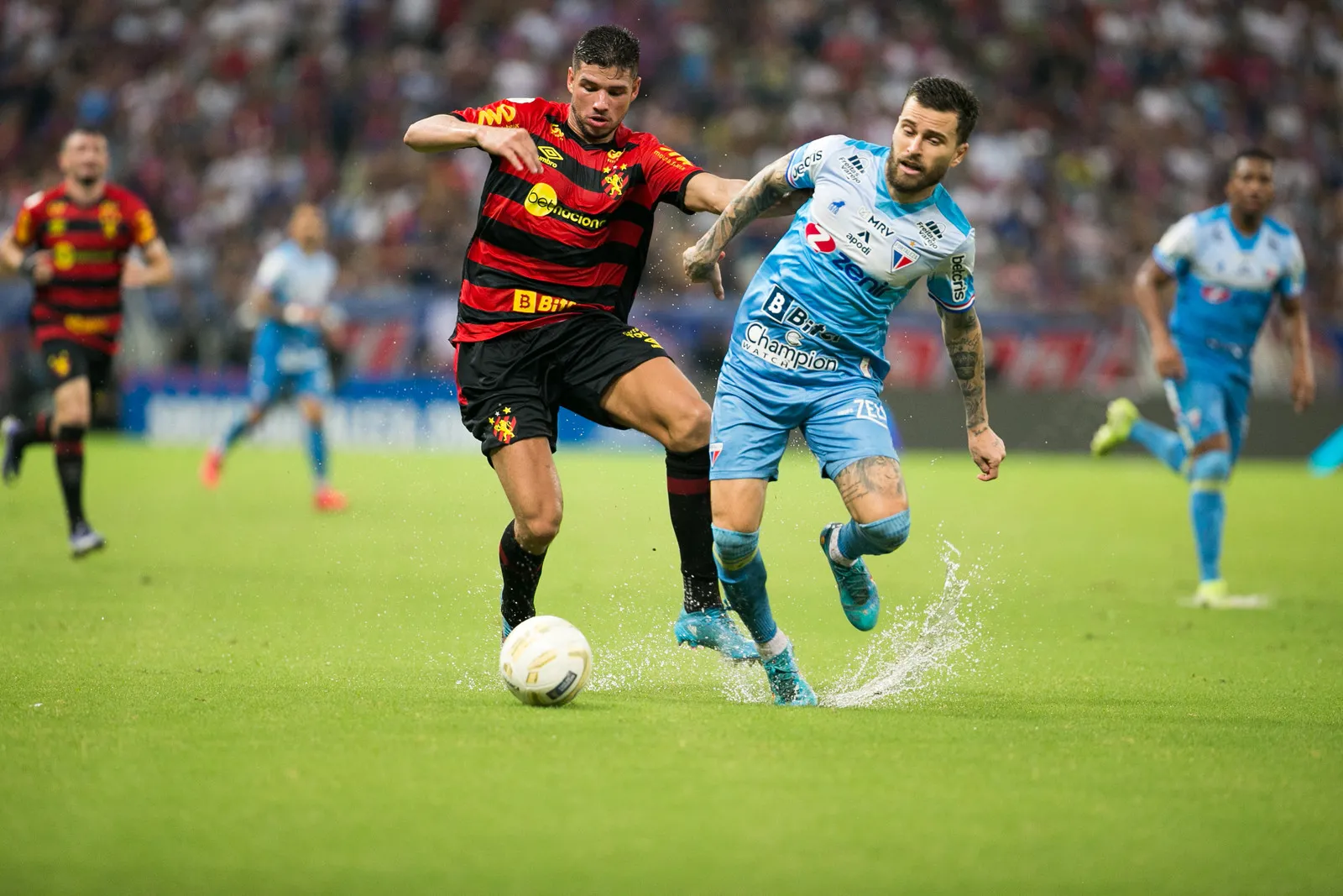 Na partida entre Fortaleza x Sport, o gramado da Arena Castelão ficou encharcado