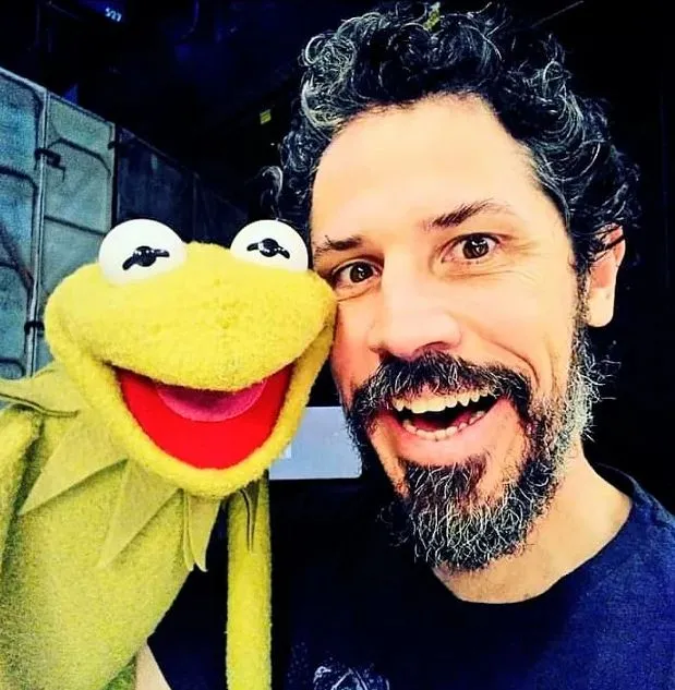 Fábio Caniatto manipula os bonecos de um programa infantil na TV Cultura