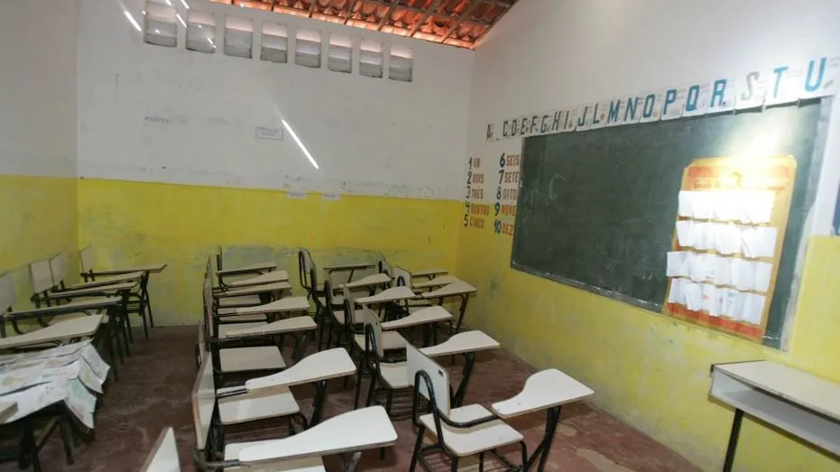 Um dos objetivos do Sistema Nacional de Educação é a universalização do acesso à educação básica de qualidade
