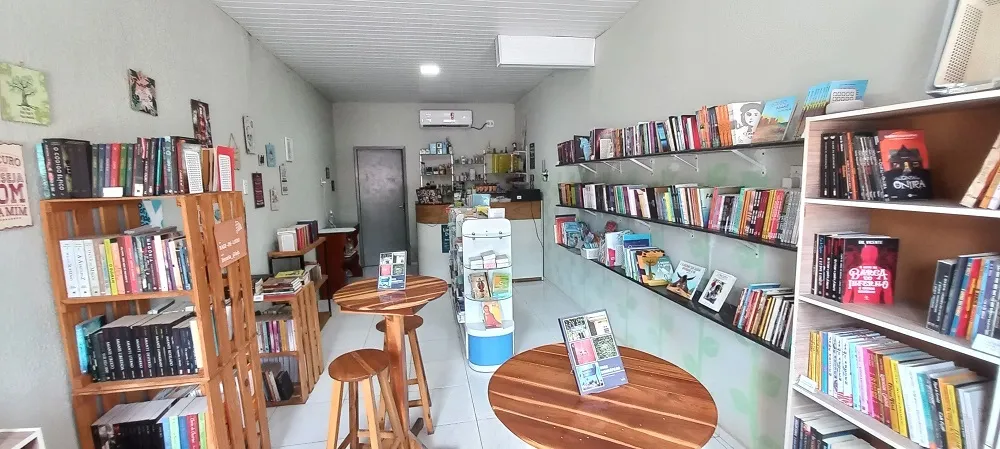 Pequena e aconchegante, a Raiz de Livro é um verdadeiro refúgio para conversar, estudar e fazer pequenos eventos