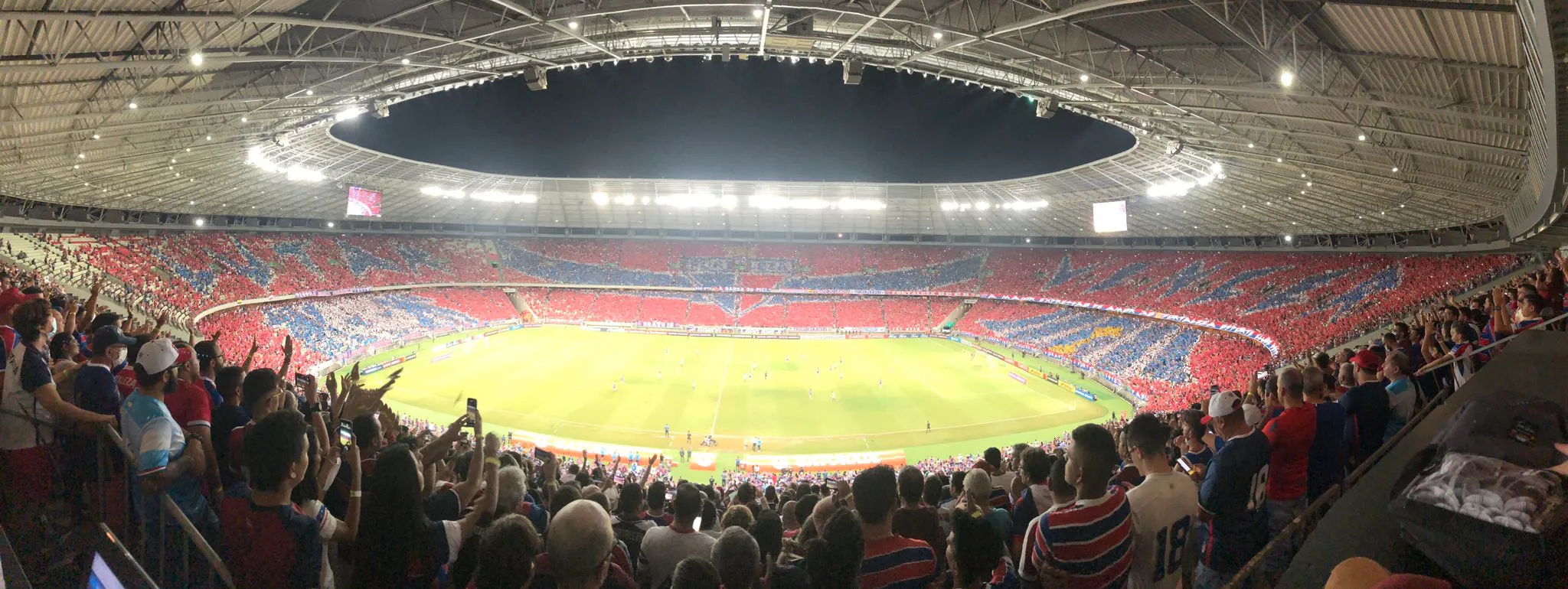 A torcida do Fortaleza montou um mosaico permanente para a estreia na Libertadores