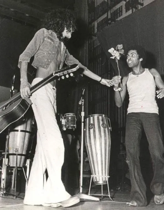 Em 1972, durante a ditadura militar brasileira Gilberto Gil participou de show ao lado de Caetano Veloso, apesar de ter recém-chegado de Londres