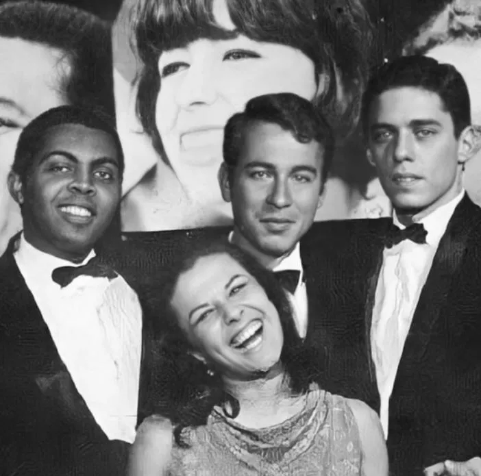 Gilberto Gil ao lado de Geraldo Vandré, Chico Buarque e Elis Regina