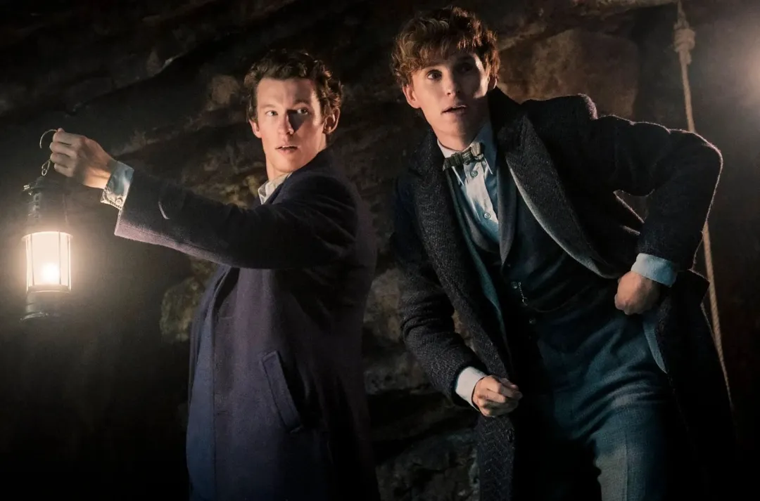 Os irmãos Newt e Theseus Scamander em ação durante o filme