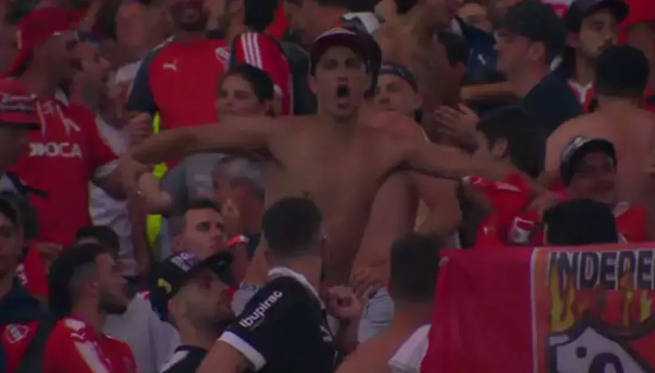 Torcedores do Independiente, da Argentina, imitaram macacos contra a torcida do Flamengo