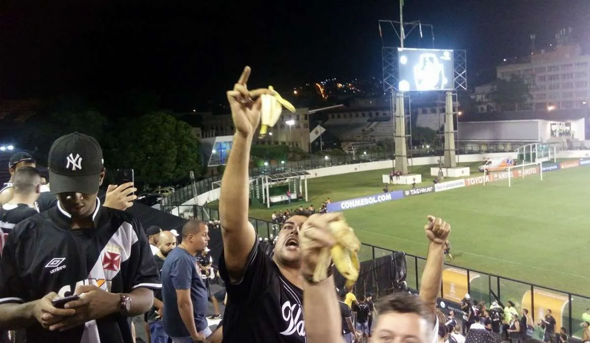 A torcida do Racing, da Argentina, jogou cascas de banana em torcedores do Vasco