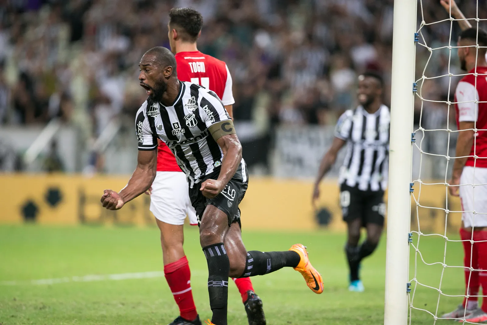 Luiz Otávio comemora gol pelo Ceará