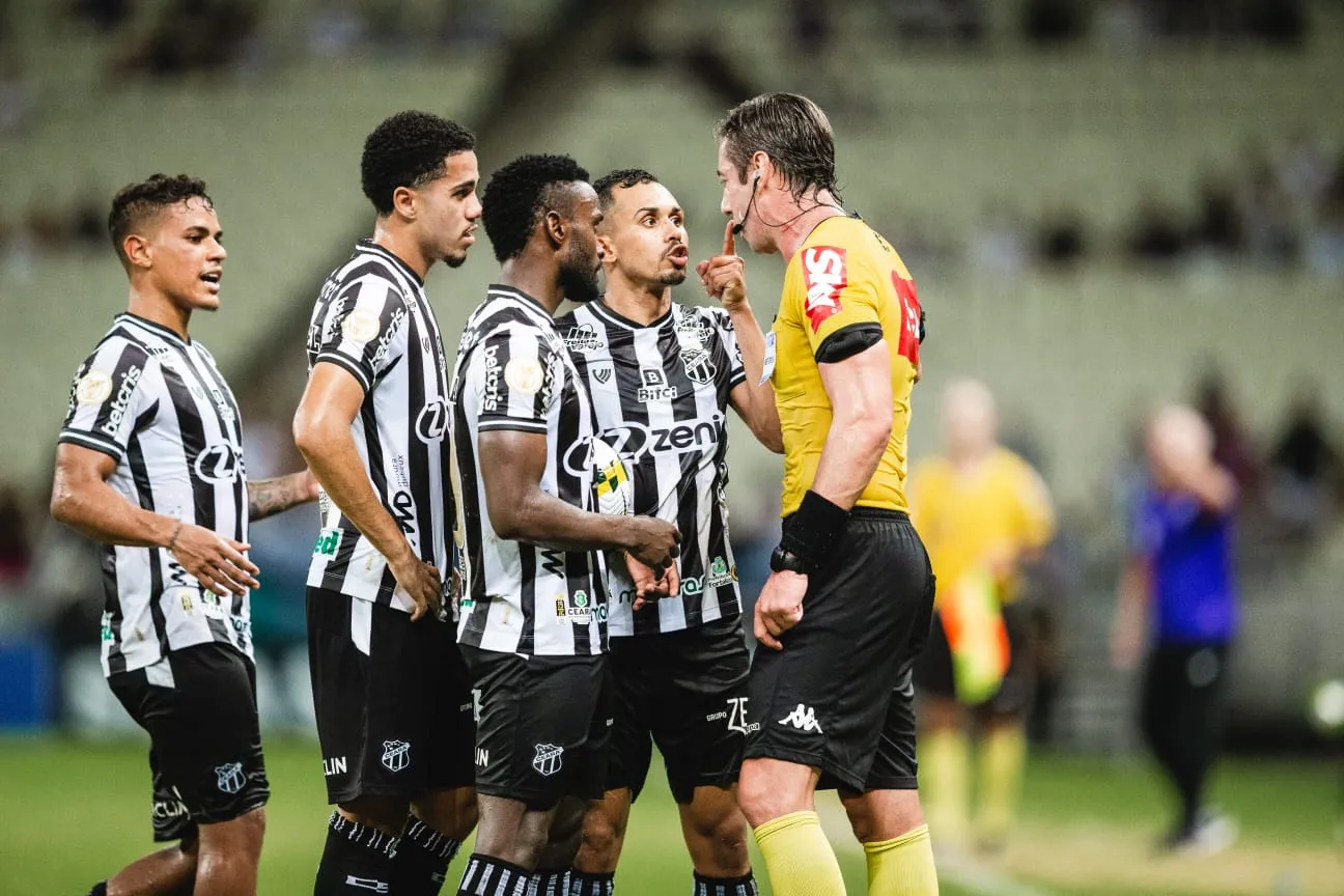 Lima foi expulso no fim do 2º tempo pelo árbitro Raphael Claus (FIFA)