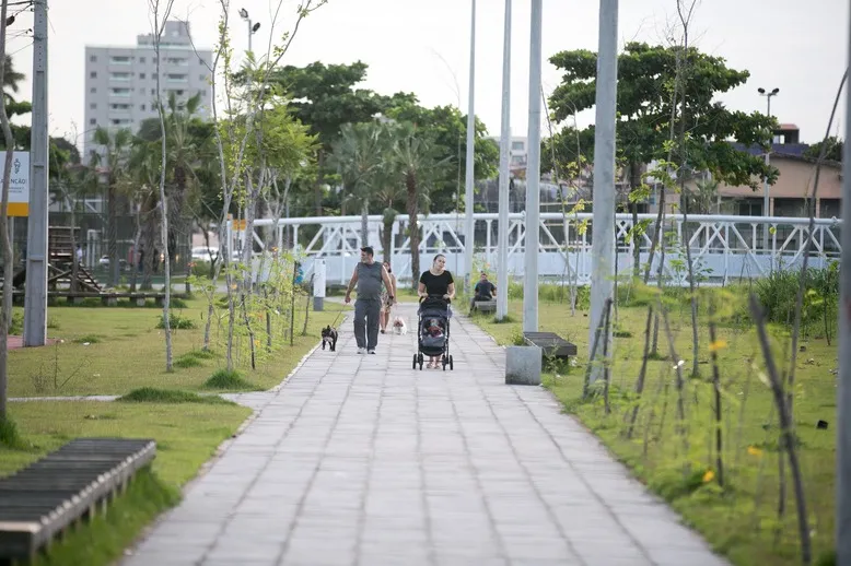 O novo Parque Rachel de Queiroz, teve 2,4 mil espécies de plantas, e tem 9 microlagoas que utilizam um sistema natural de tratamento de efluentes