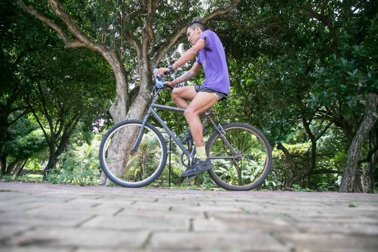 Nos parques urbanos, a população pode realizar atividades diversas, como pedalar