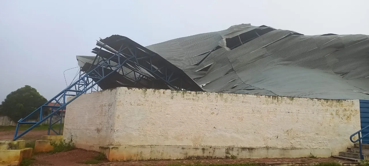Um pilar da quadra poliesportiva da comunidade foi danificado e a cobertura desabou