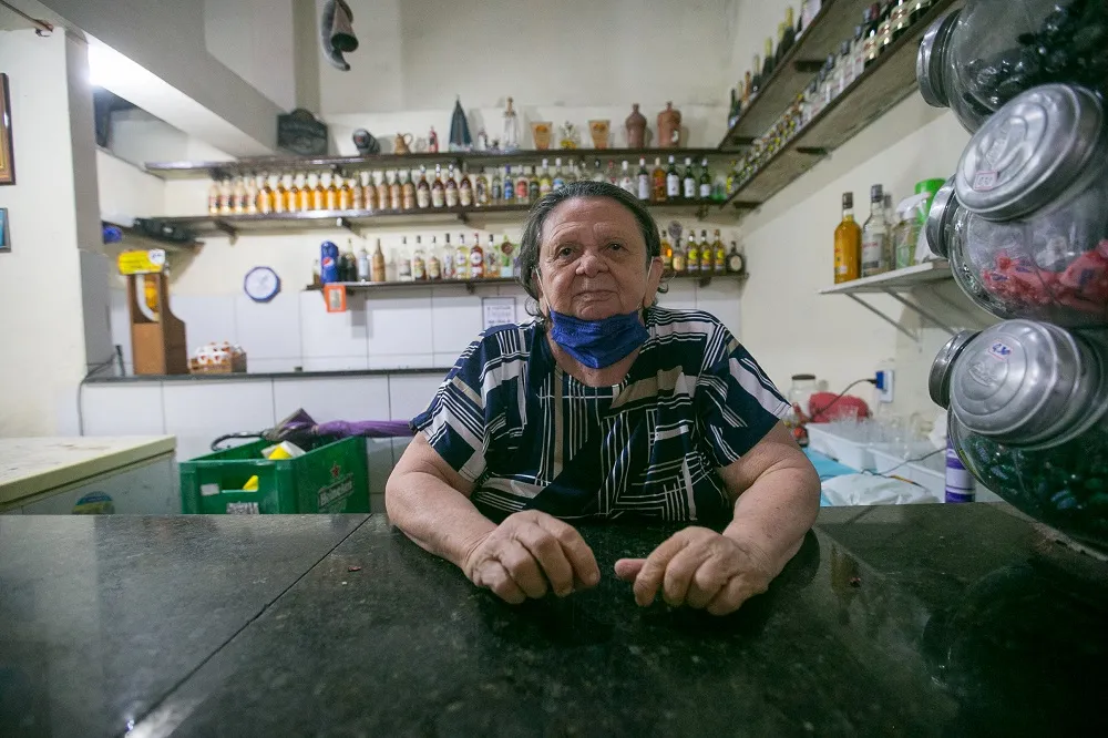 Dona Célia Maria Bezerra está à frente do bar que leva o nome do pai desde 2005