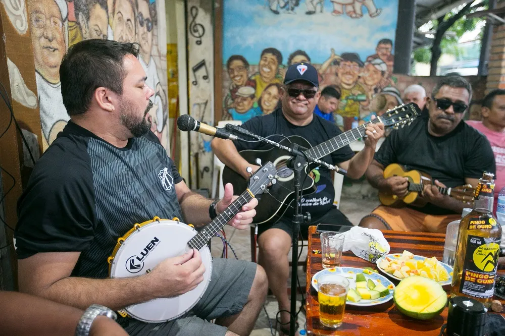 A profissionalização das rodas de samba no local se deu a partir de Carlos Alberto Vieira, o Carlão, falecido no começo da pandemia de Covid-19