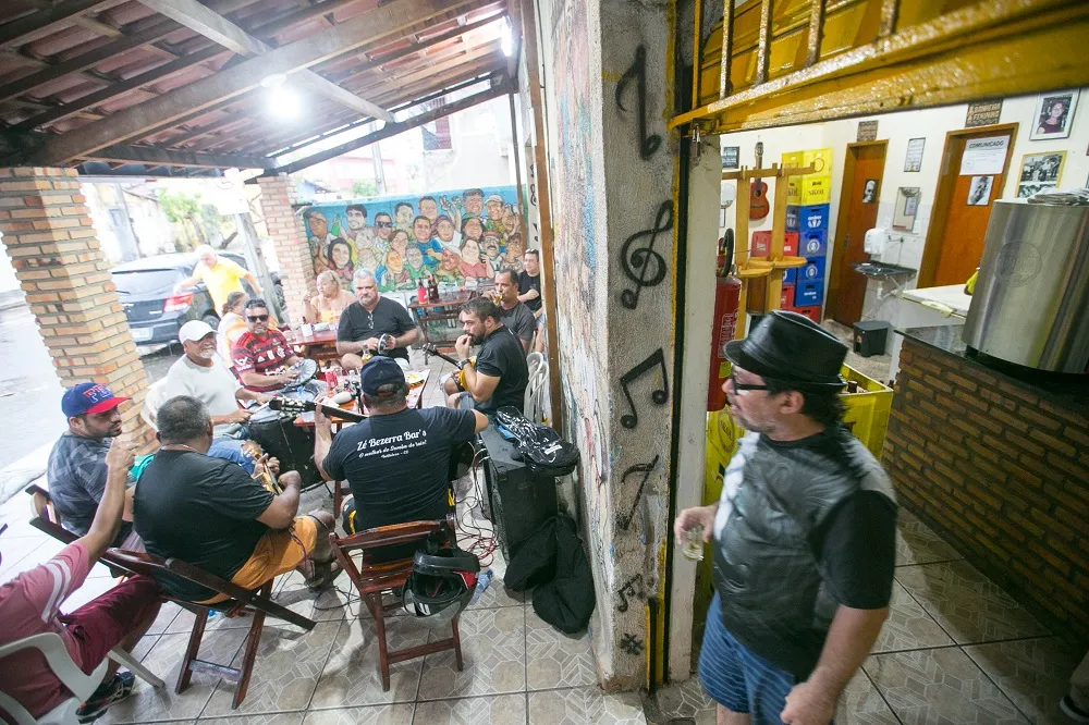 No WhatsApp, dois grupos são dedicados ao bar; um para divulgação da programação, outro para a logística das rodas de samba