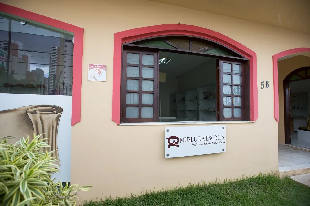 Aberto há quase dez anos e localizado numa estreita rua de Fortaleza, o Museu da Escrita resguarda parte da História do mundo e da nossa