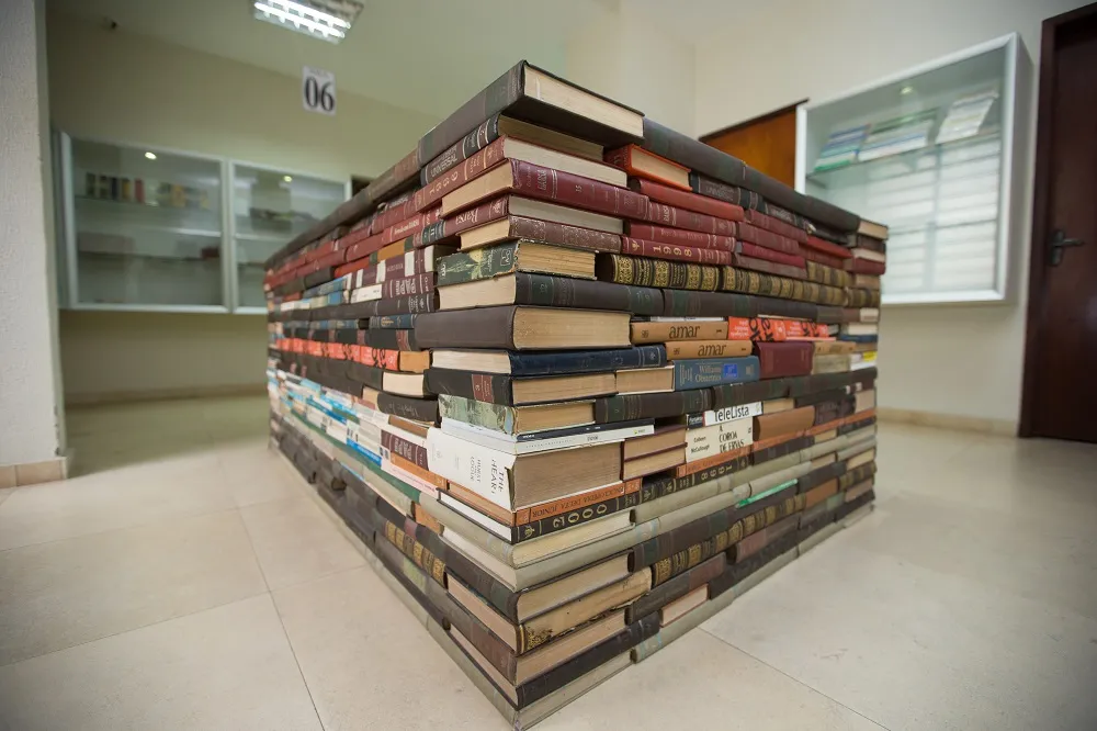 Este belo amontoado de enciclopédias e listas telefônicas é um dos cartões-postais do Museu da Escrita