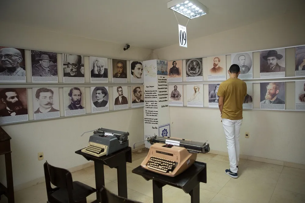Na sala com fotografias dos escritores prediletos do fundador do museu, os visitantes podem escrever algo na máquina de datilografar