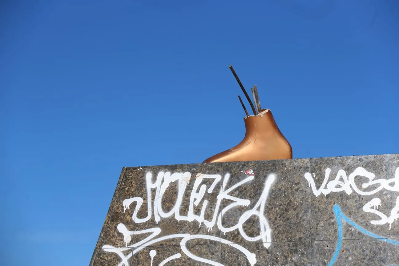 Pé da estátua foi a única parte que permaneceu sobre a base de concreto