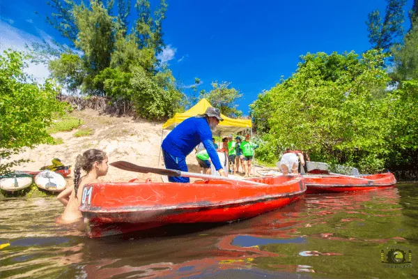 Na aventura segura, o Ecomuseu tem passeio de barcos, canoas havaianas e caiaques para recolhimento de lixo no rio e no mangue