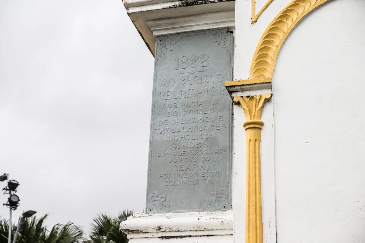 As cápsulas do tempo são enterradas ou colocadas junto às chamadas “pedra fundamental” das obras, que podem ser também as placas dos monumentos.