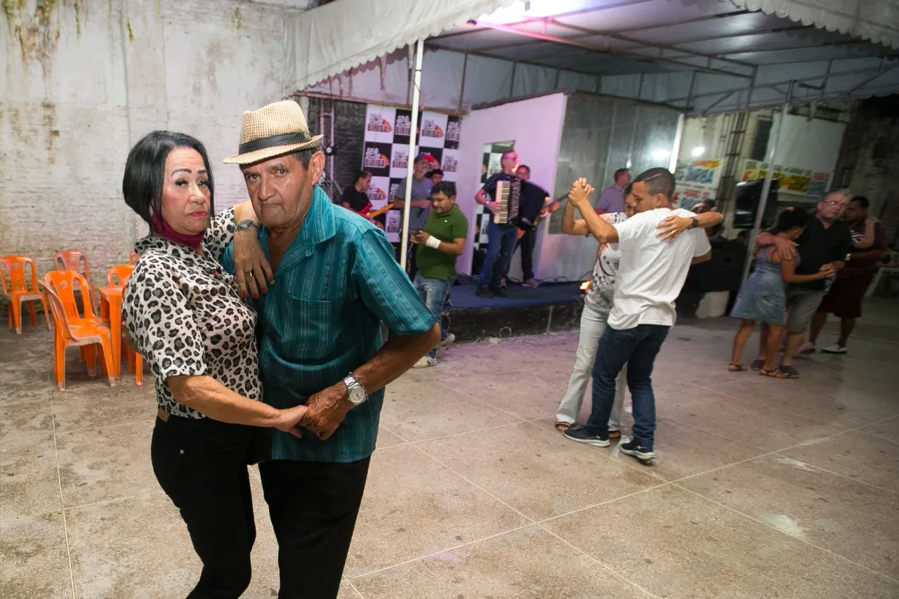 Tirar para dançar, muitas vezes, é a primeira e principal forma de conquista em uma festa de forró