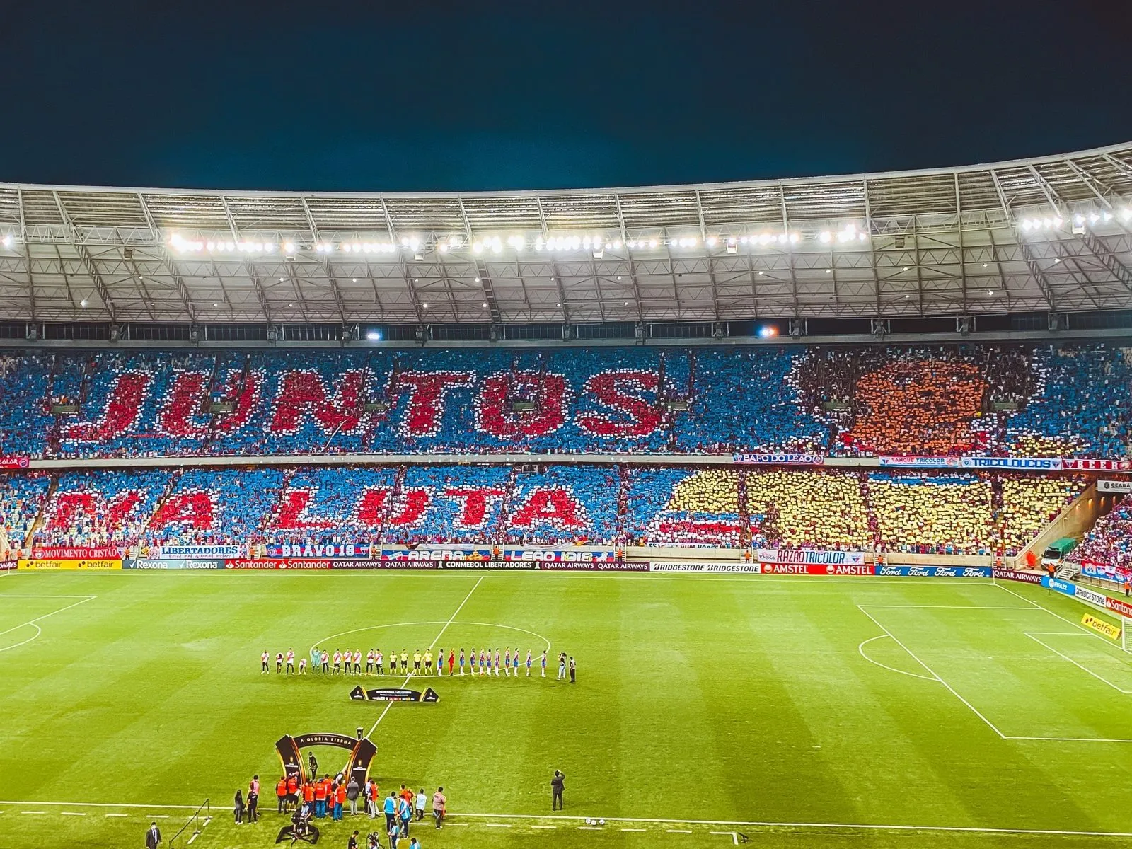 O Fortaleza montou um mosaico com a frase Juntos na Luta