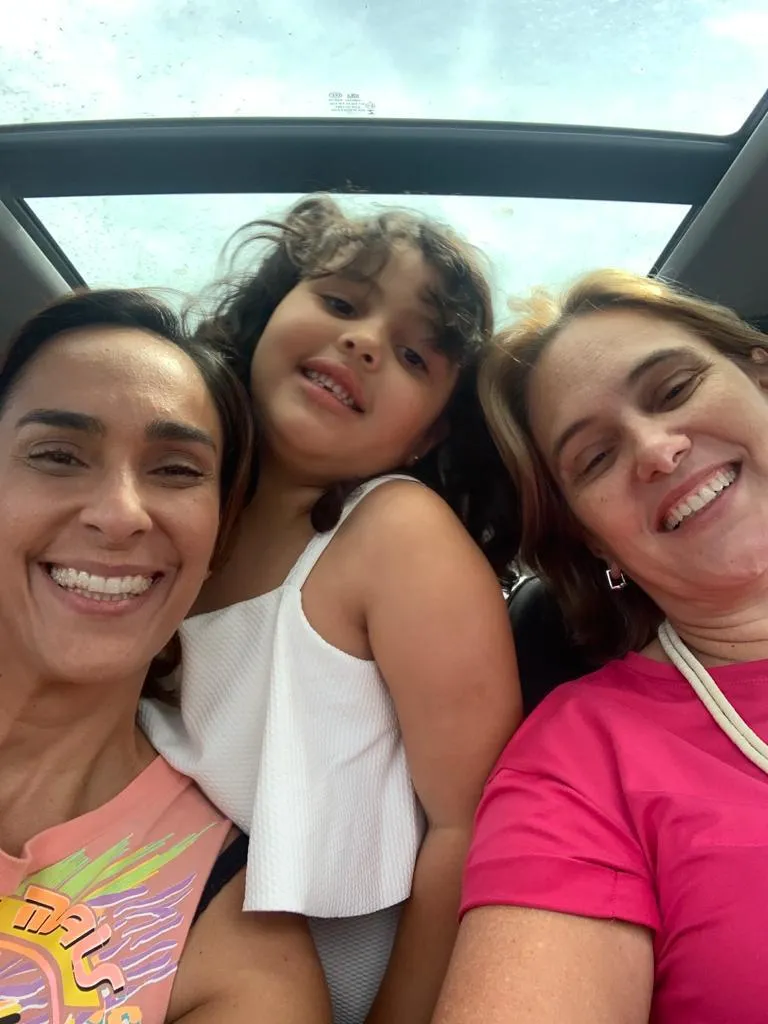 As mamães Andrea Peixoto e Patrícia Groke com a filha, Maria Júlia: adoção capaz de esticar o tempo da alegria