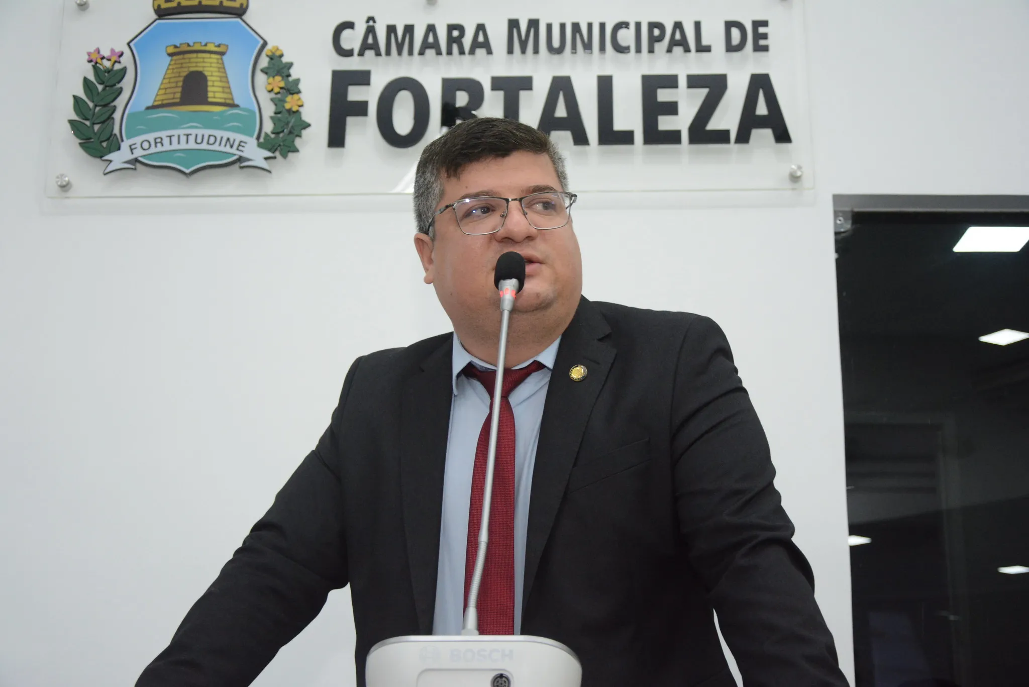 Bruno Mesquita (Pros) é aliado do prefeito José Sarto (PDT) e poderá, de acordo com interlocutores, reaver a titularidade do mandato para barrar manobra do PL