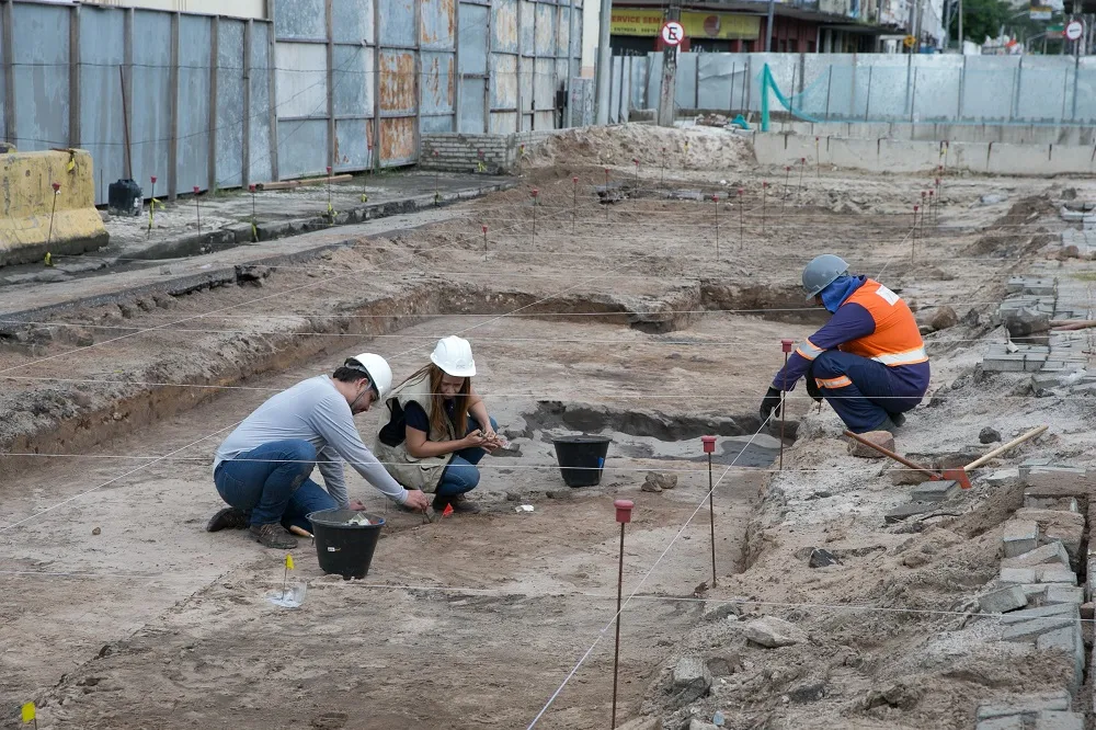 Tapumes envolvem um dos sítios arqueológicos identificados no Centro de Fortaleza.
