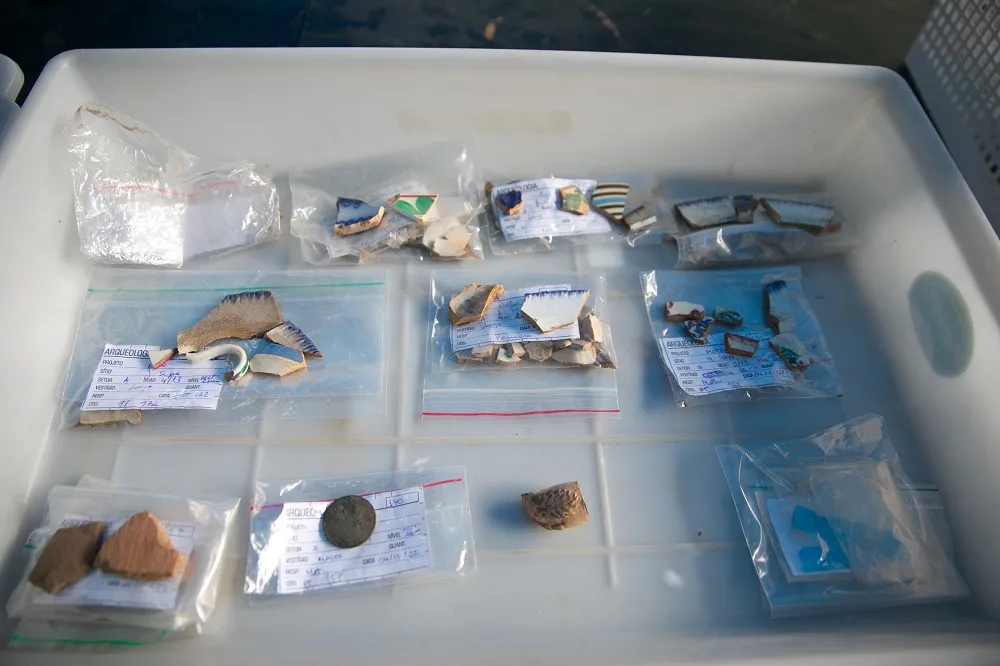 No sítio perto da Escola Justiniano de Serpa já foram encontrados fragmentos de faianças, vidros e cerâmicas com cronologia do século 19 e 20.