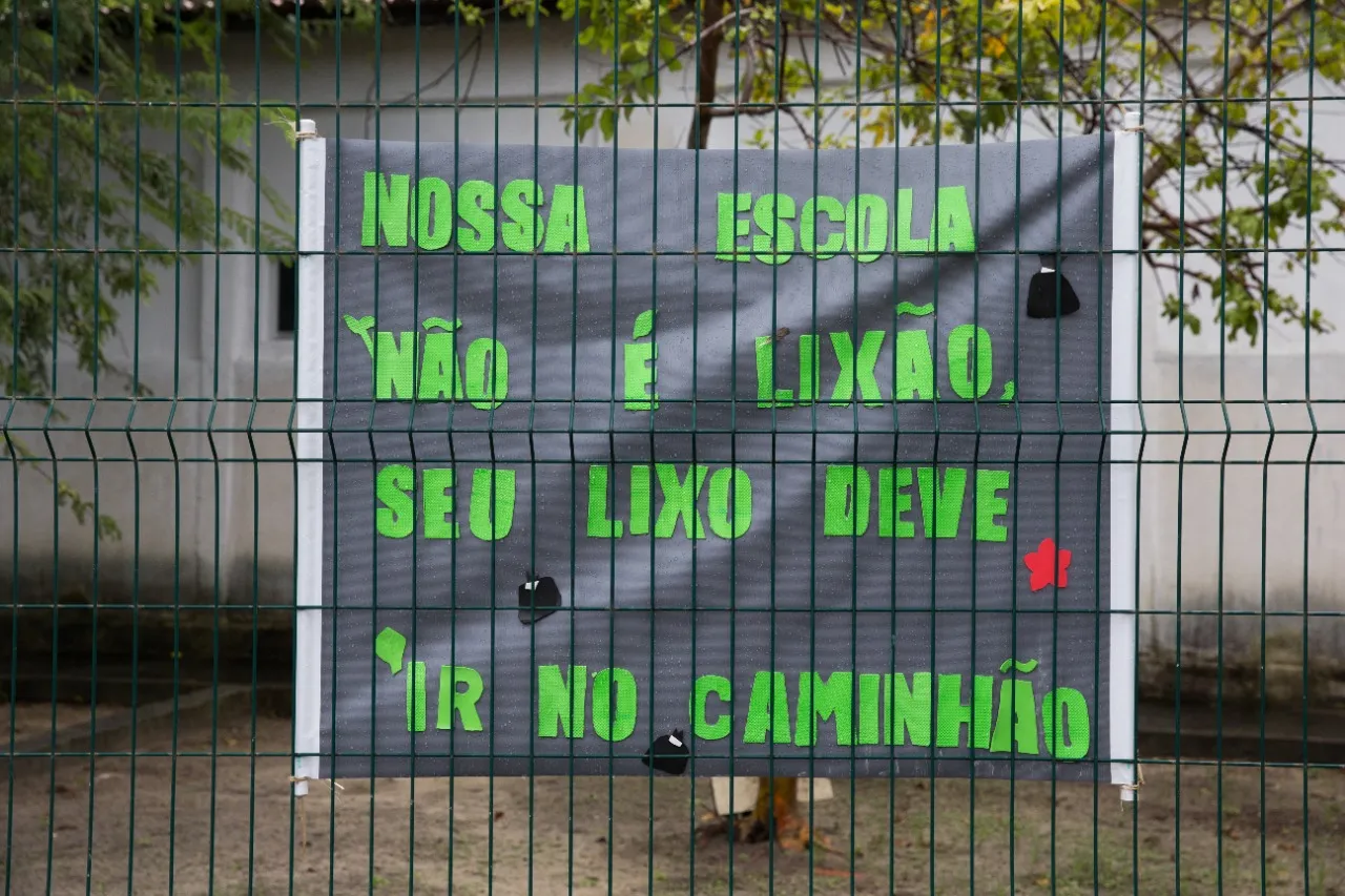 Cartaz na frente da Escola Monsenhor Dourado, em Fortaleza