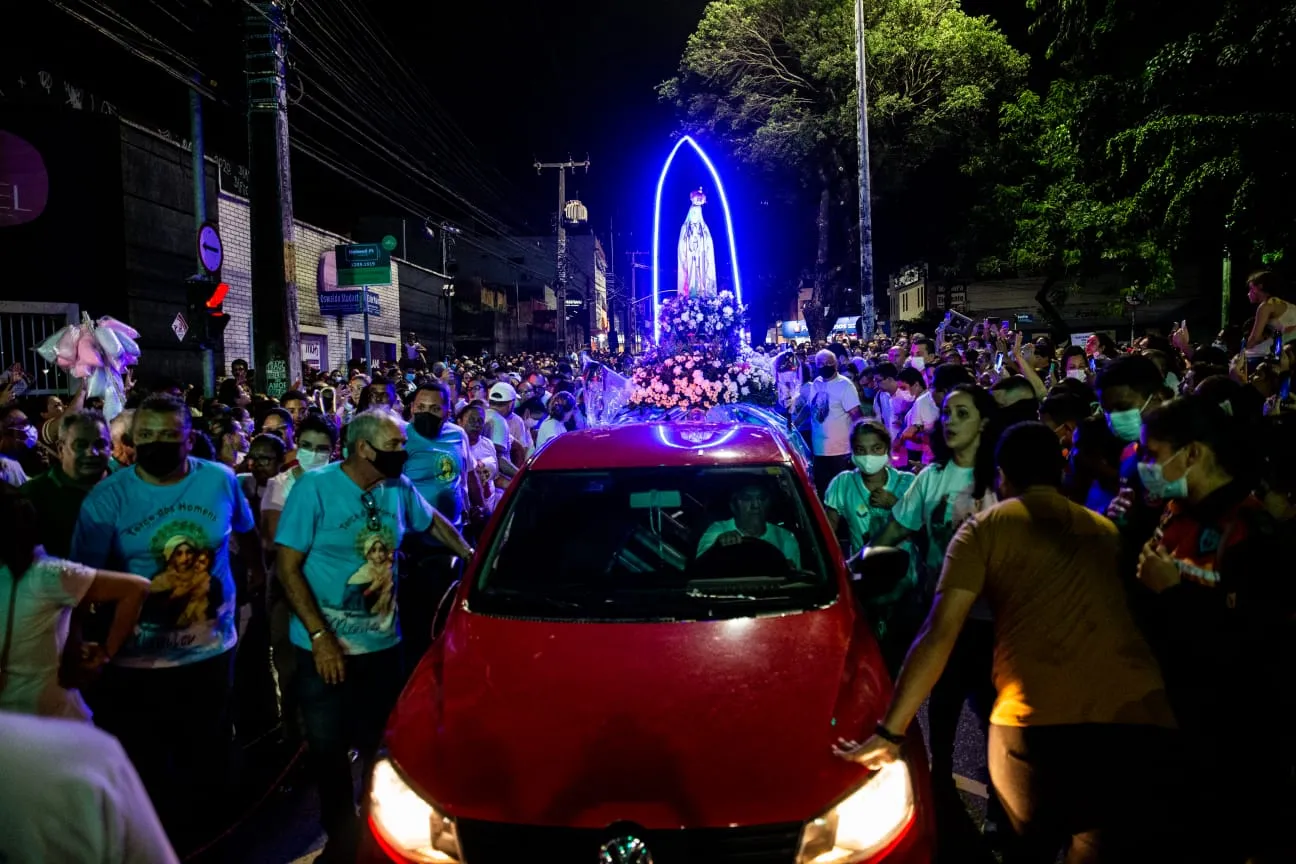 Imagem de Nossa Senhora foi transportada sobre carro na procissão