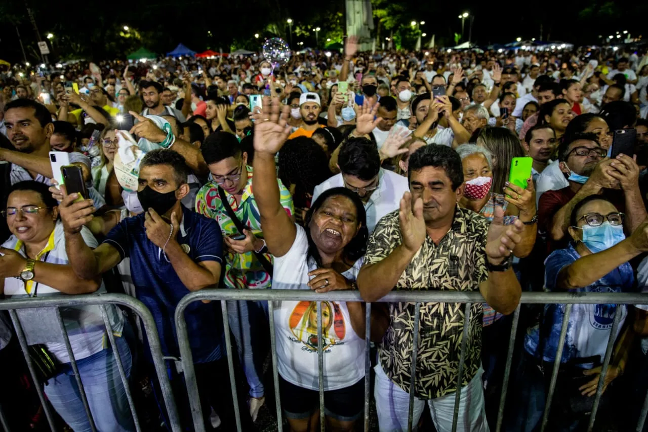 Fiéis acompanharam chegada da procissão
