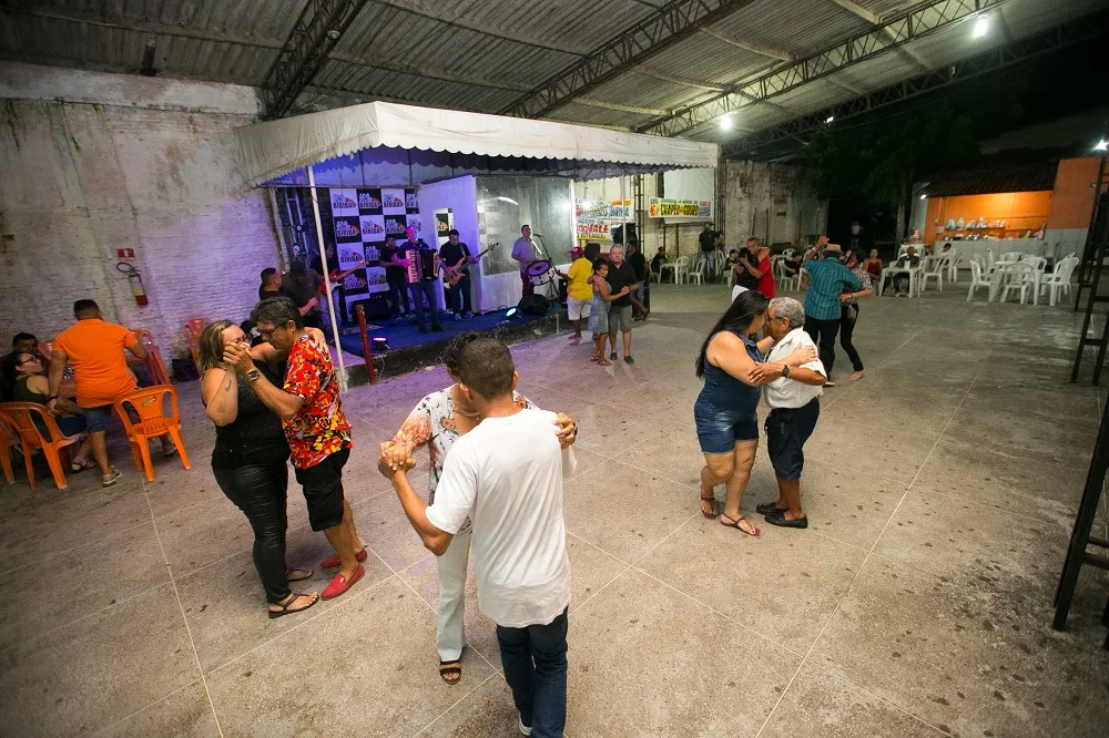 Grandes sucessos tocam durante as quatro horas de show no Forró do Biriba