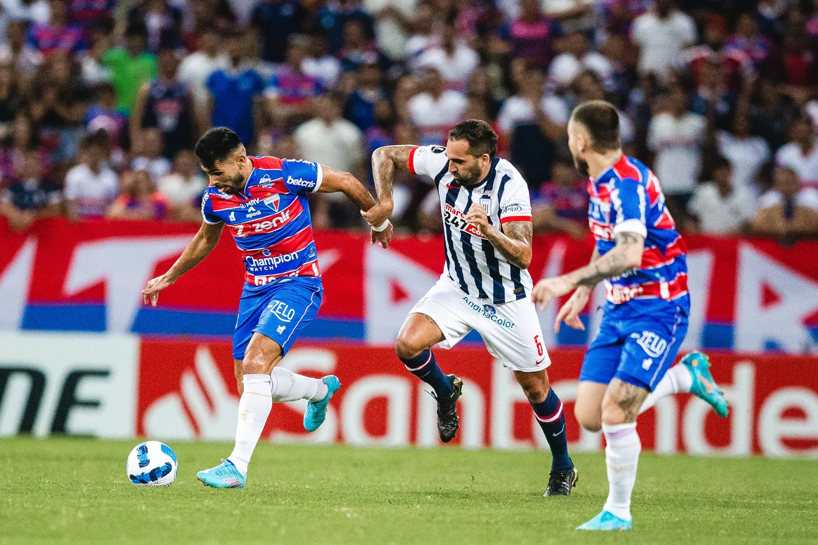O Fortaleza venceu o Alianza Lima por 2 a 0, na Arena Castelão, pela Libertadores