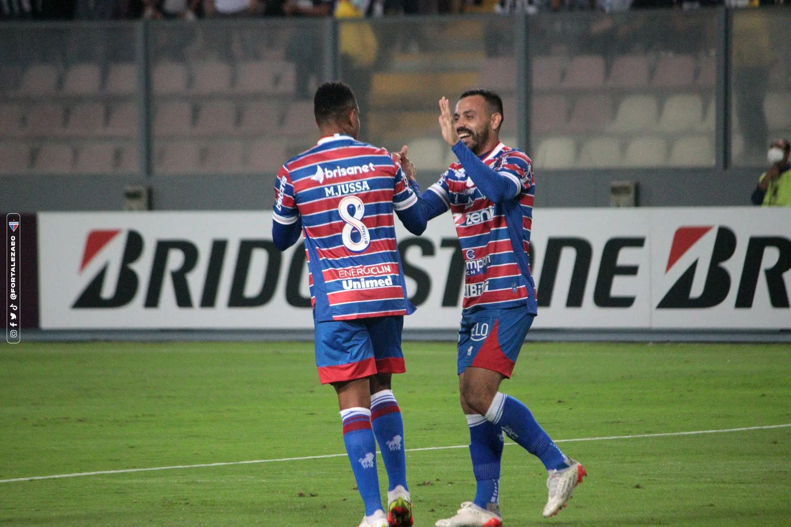 Moisés marcou gol pelo Fortaleza no 1º tempo e comemorou com Jussa