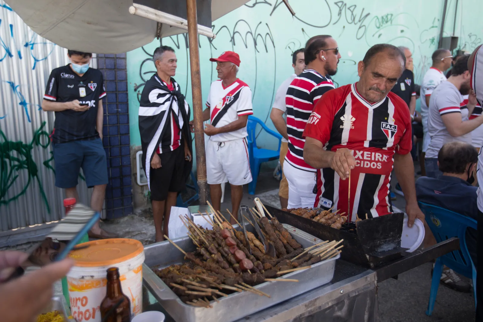 Do lado de fora do PV, o torcedor tinha inúmeras opções de comida e bedida