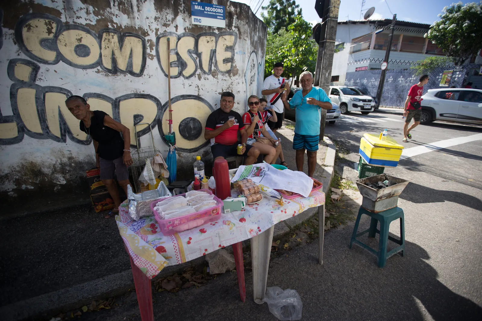 Do lado de fora do PV, o torcedor tinha inúmeras opções de comida e bedida
