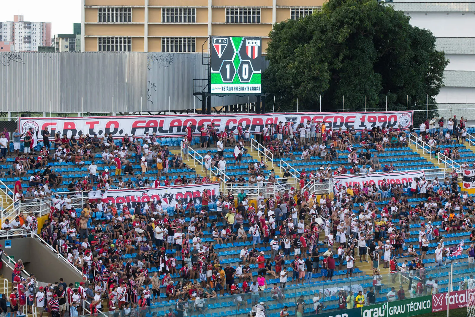 O placar eletrônico exibiu a vitória do Ferroviário por 1 a 0 contra o Botafogo-SP