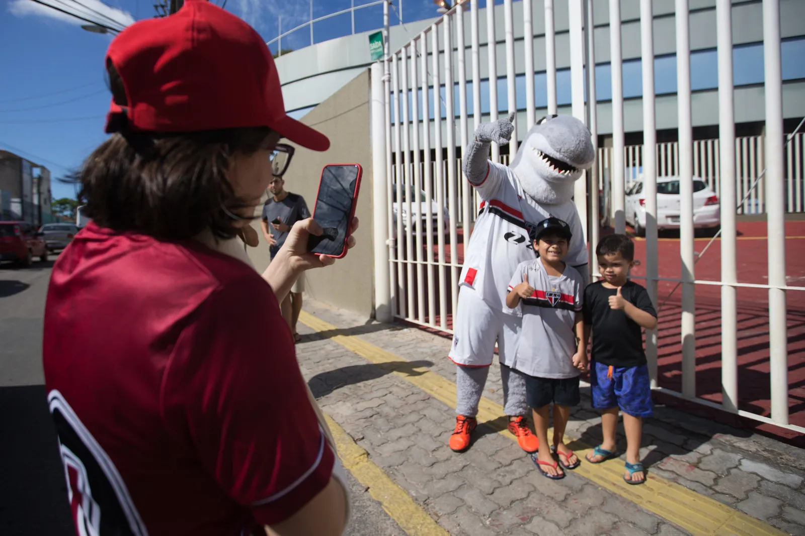 O mascote Tutuba, do Ferroviário, animou os torcedores corais presentes no PV