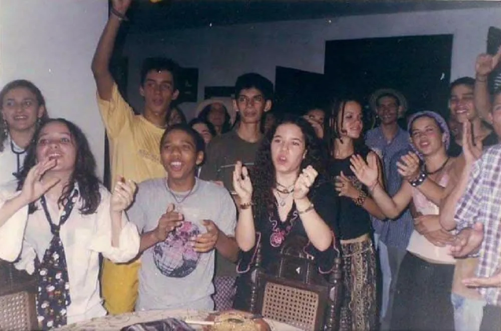 Um dos aniversários de Musquito Cipriano, ainda na adolescência, sendo comemorado com a turma do Evolutivo: união que se estende até hoje